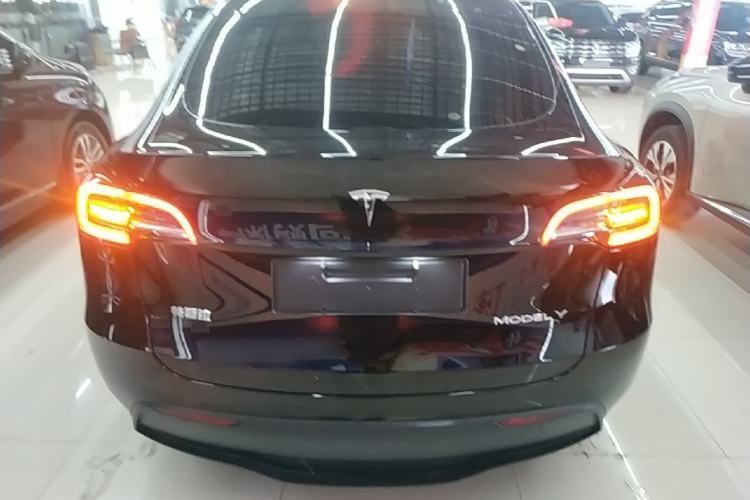 Tesla Model Y 2023 — 5