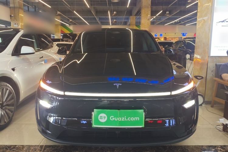 Tesla Model Y 2025 — 2
