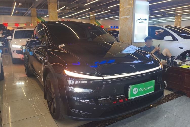 Tesla Model Y 2025 — 3