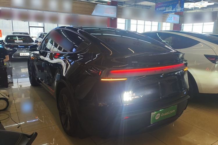 Tesla Model Y 2025 — 4