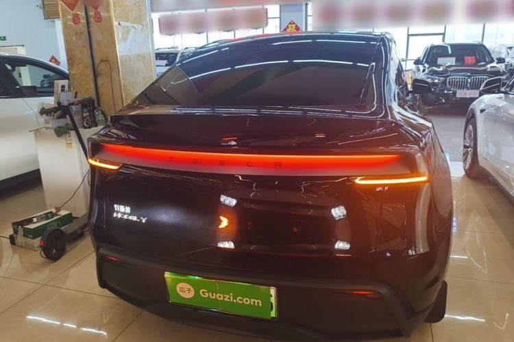 Tesla Model Y 2025 — 5