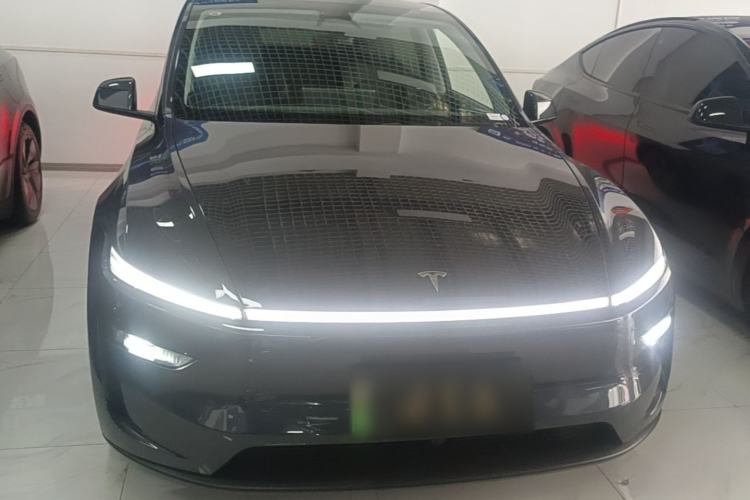 Tesla Model Y 2025 — 2