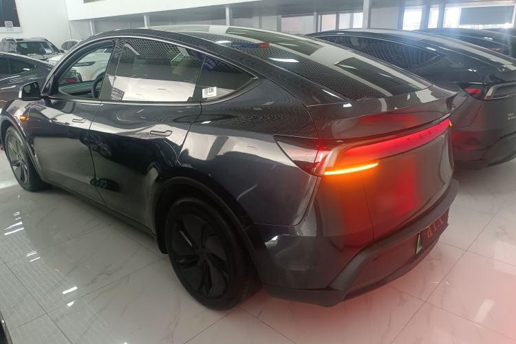 Tesla Model Y 2025 — 4