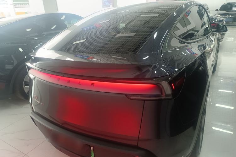Tesla Model Y 2025 — 5