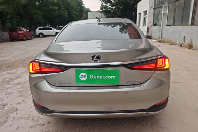 Lexus ES 200 2020 — 5