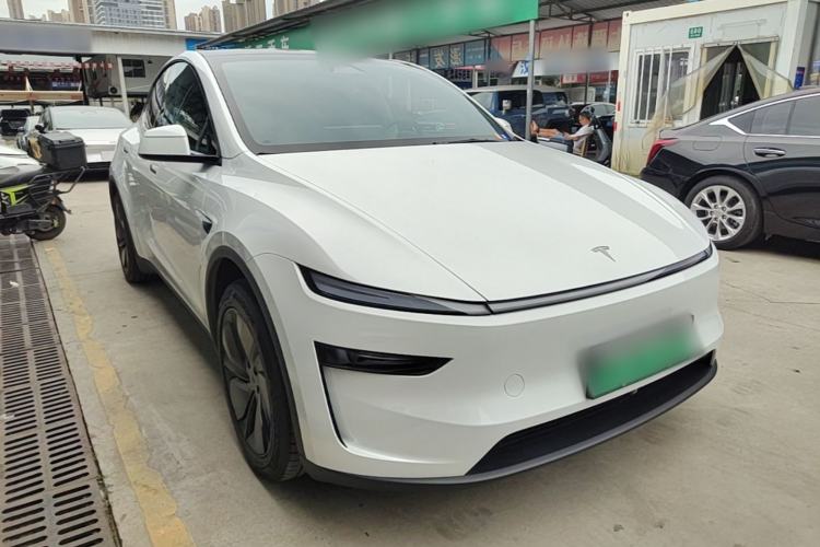 Tesla Model Y 2026 — 3