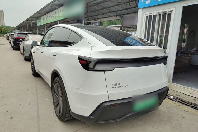 Tesla Model Y 2026 — 4