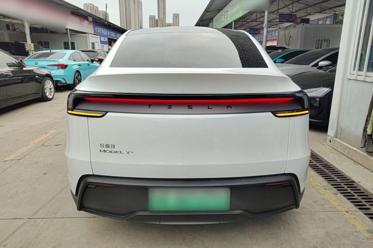 Tesla Model Y 2026 — 5