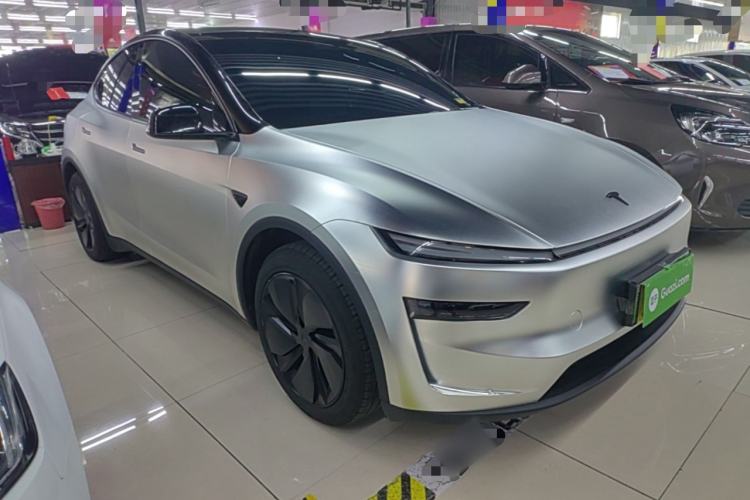 Tesla Model Y 2025 — 3