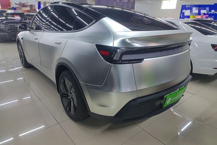 Tesla Model Y 2025 — 4