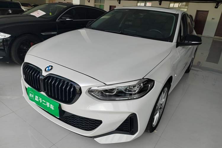 BMW 120i 2021 — фото 1