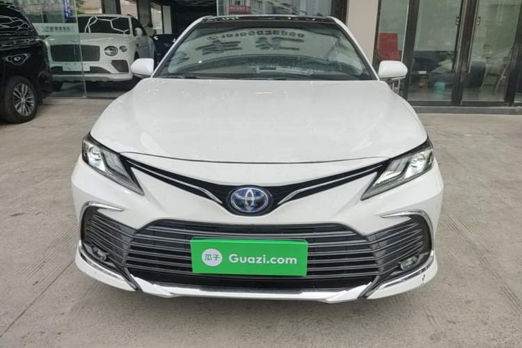 Toyota Camry 2023 — 2