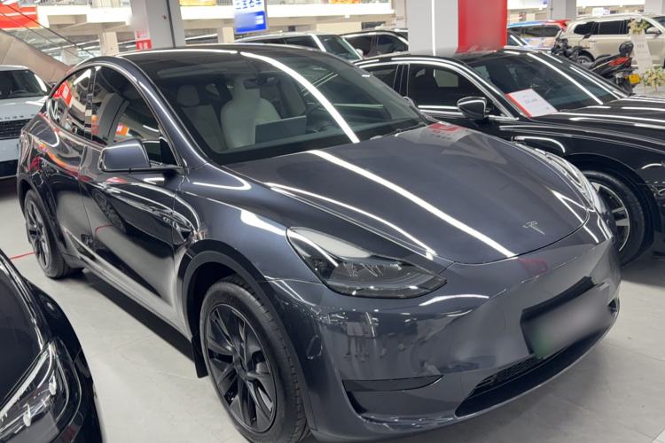 Tesla Model Y 2024 — 3