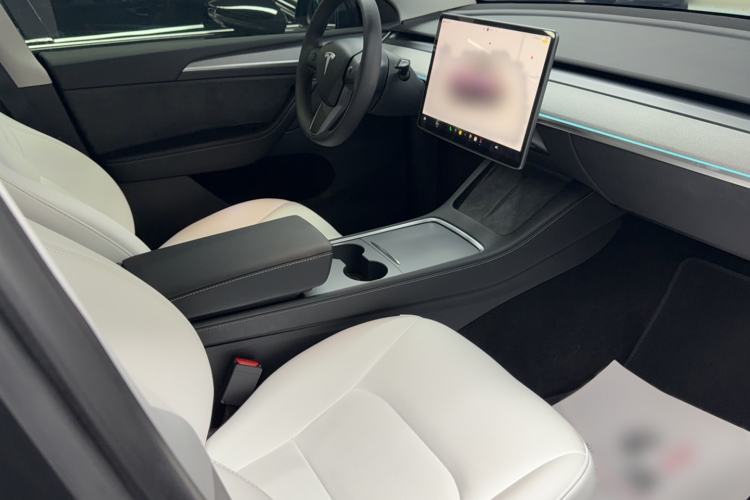 Tesla Model Y 2024 — 4