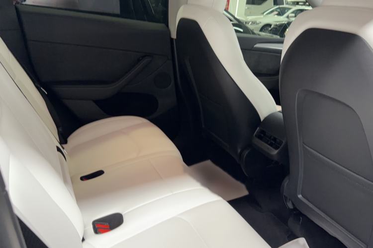 Tesla Model Y 2024 — 5