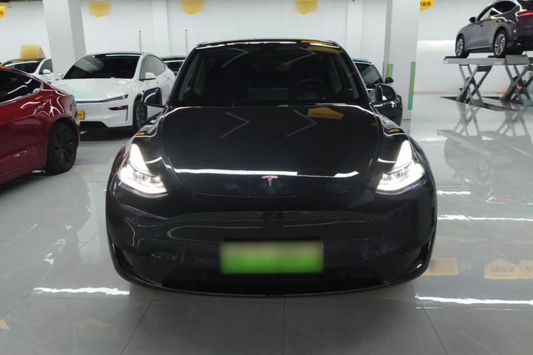 Tesla Model Y 2024 — 2