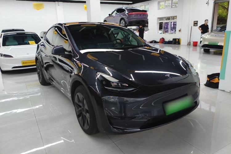 Tesla Model Y 2024 — 3
