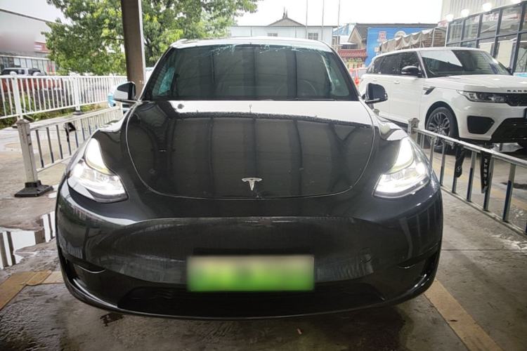 Tesla Model Y 2024 — 2