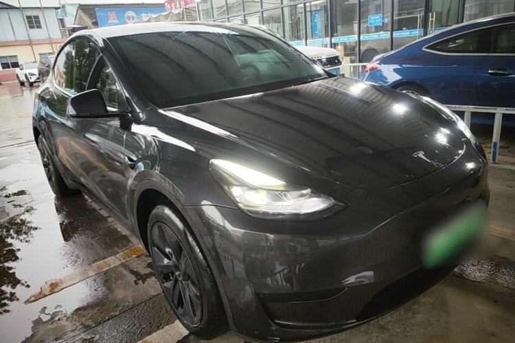 Tesla Model Y 2024 — 3