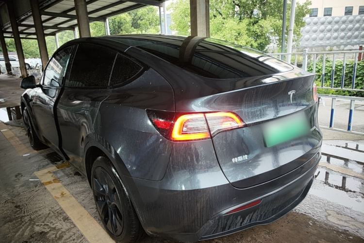 Tesla Model Y 2024 — 4