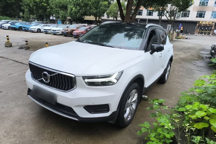 Volvo XC40 2022 — фото 1