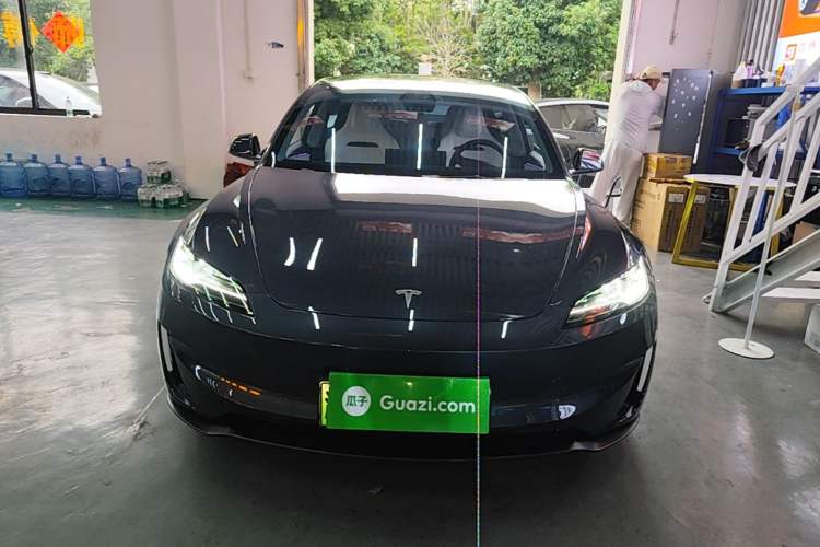 Tesla Model 3 2024 — 2