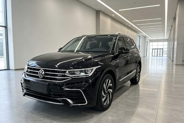 Volkswagen Tiguan L 2024 — фото 1