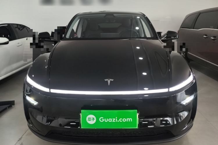Tesla Model Y 2025 — 2