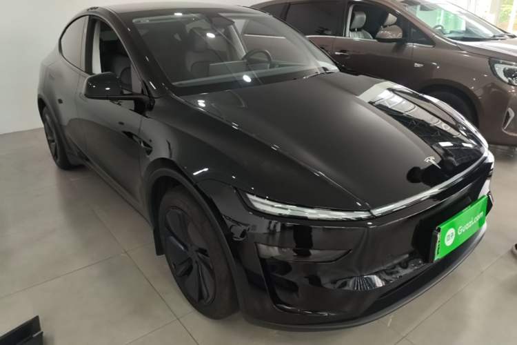 Tesla Model Y 2025 — 3
