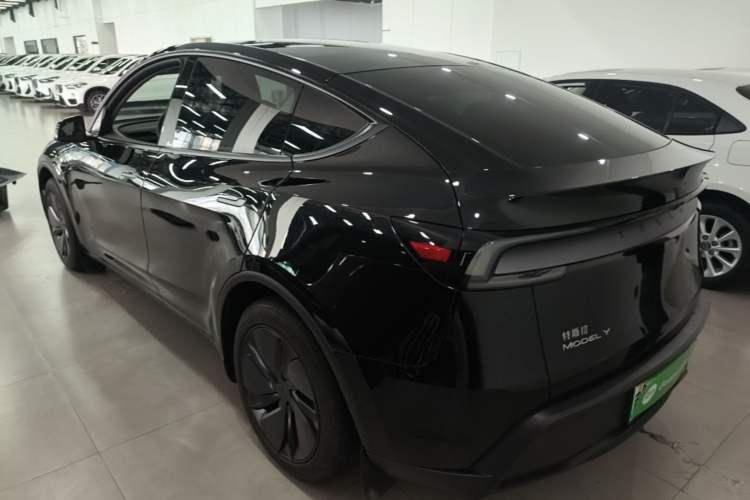 Tesla Model Y 2025 — 4