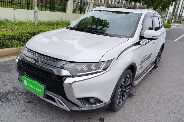 Mitsubishi Outlander 2020 — фото 1