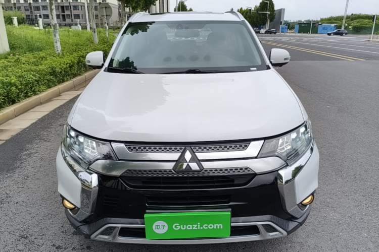 Mitsubishi Outlander 2020 — фото 2