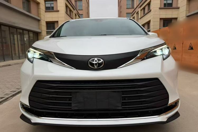 Toyota Sienna 2026 — 5