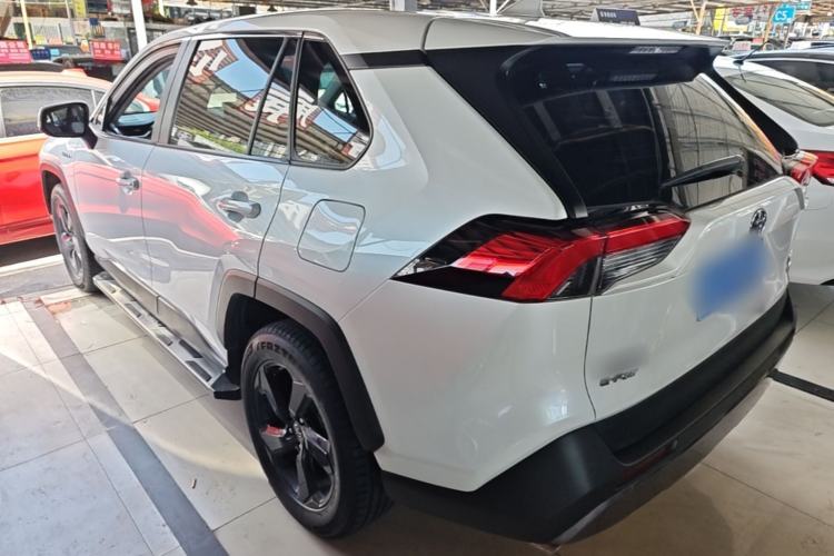 Toyota RAV4 2021 — фото 4