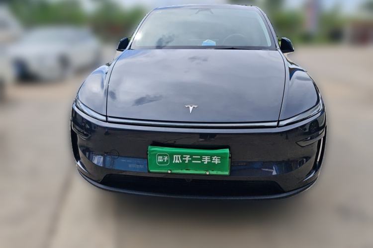 Tesla Model Y 2025 — 2