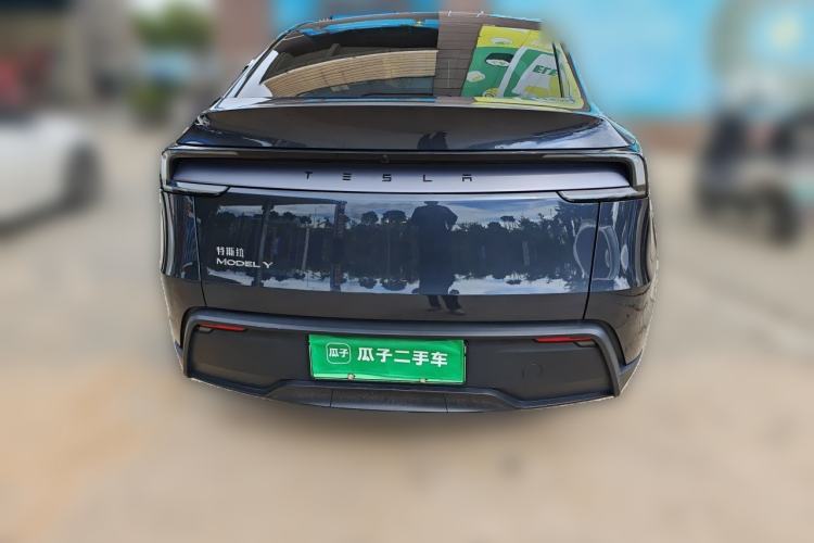 Tesla Model Y 2025 — 3