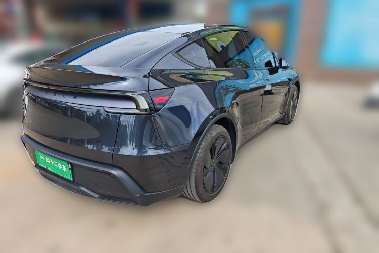 Tesla Model Y 2025 — 4