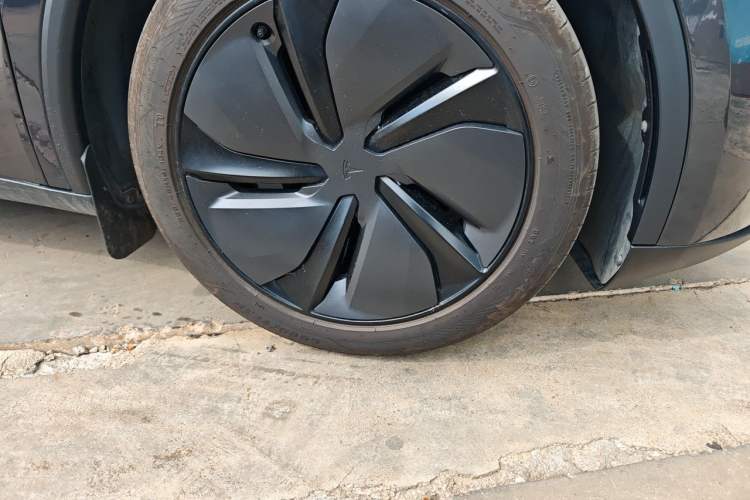 Tesla Model Y 2025 — 5
