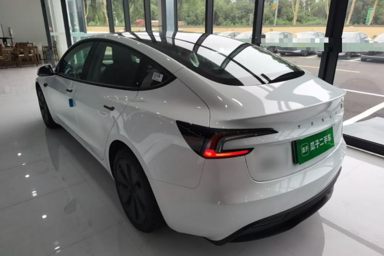 Tesla Model 3 2025 — 4