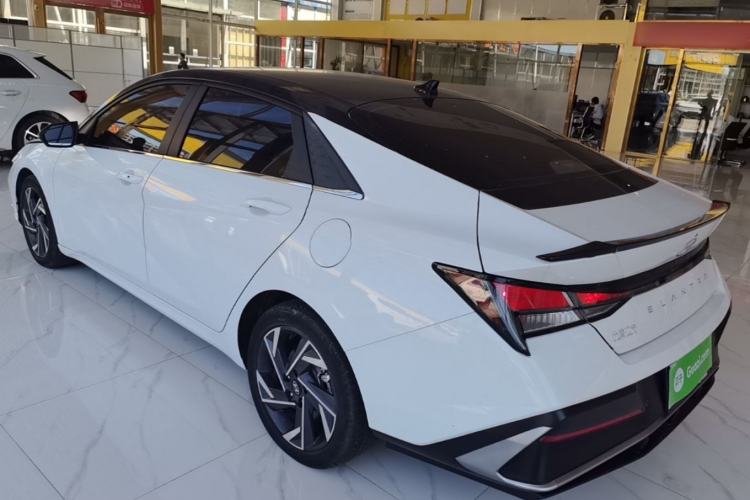 Hyundai Elantra 2023 — 4