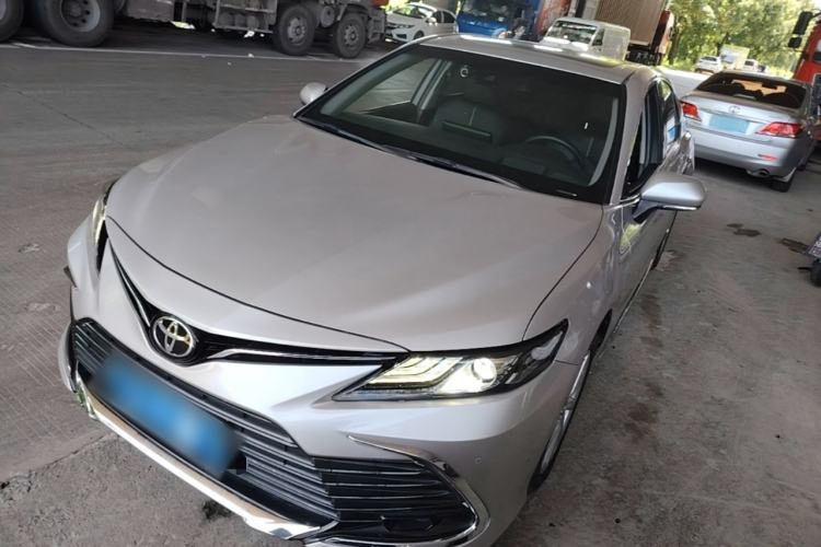 Toyota Camry 2023 — фото 1