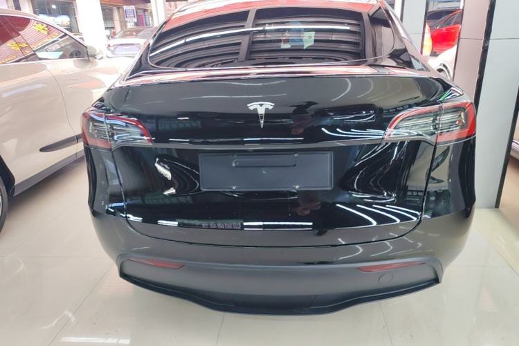 Tesla Model Y 2023 — 5