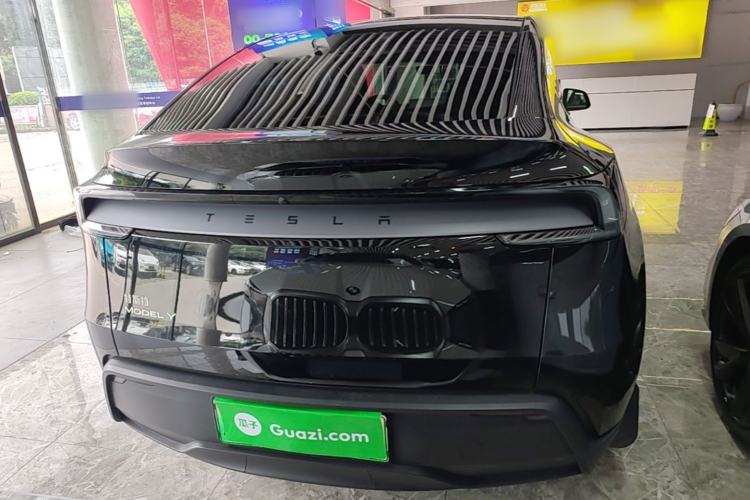 Tesla Model Y 2026 — 5