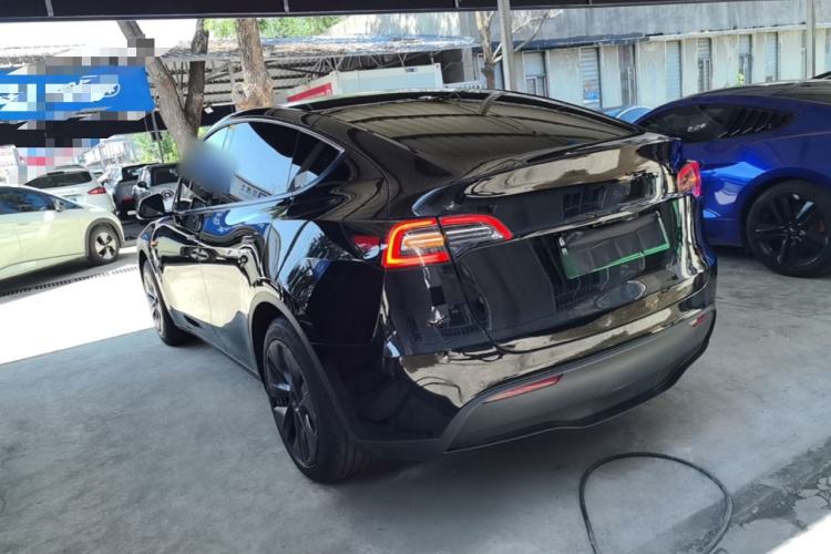 Tesla Model Y 2023 — 4