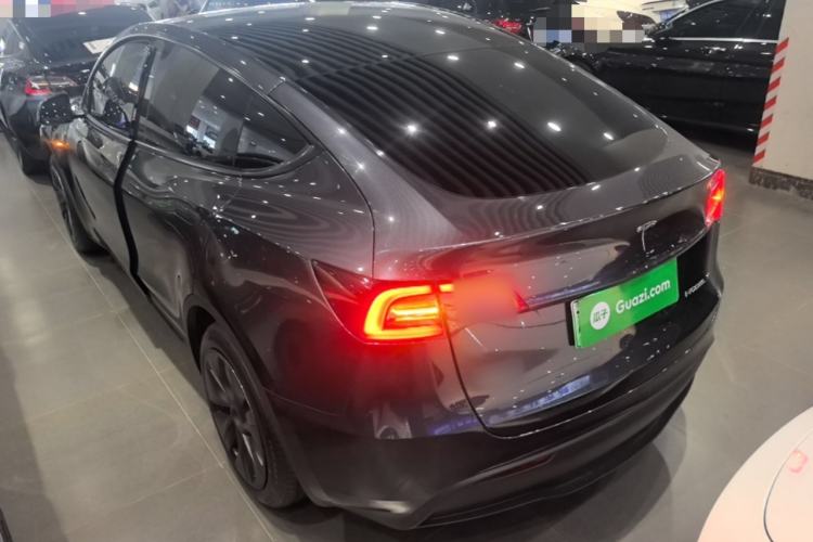 Tesla Model Y 2024 — 4