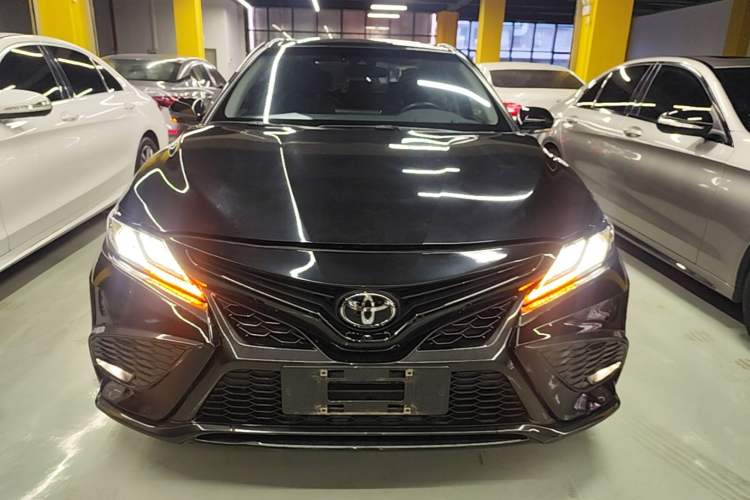 Toyota Camry 2022 — фото 2