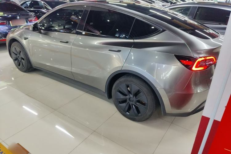 Tesla Model Y 2023 — 4