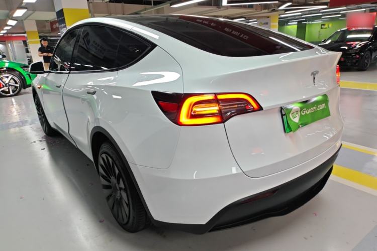Tesla Model Y 2024 — 4