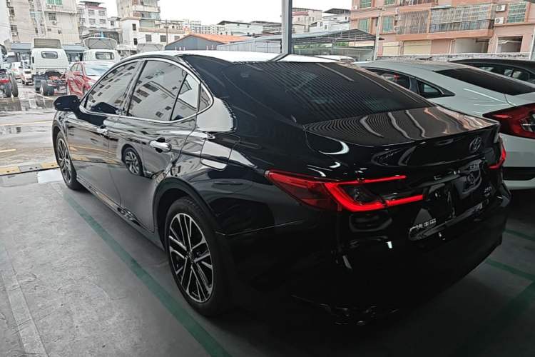 Toyota Camry 2024 — фото 4