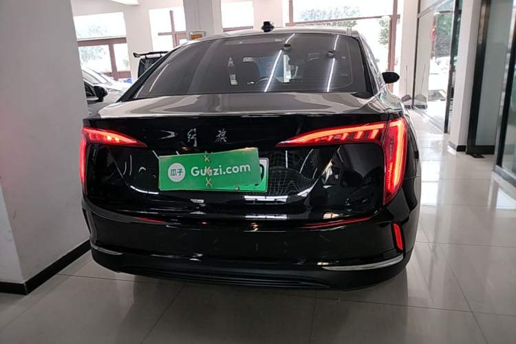 Hongqi E-QM5 2022 — 5